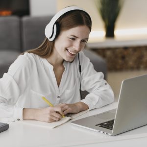 teacher-talking-with-her-students-online